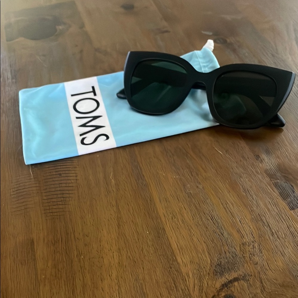 TOMS Women’s Sydney Cat Black Sunglasses Traveler Collection